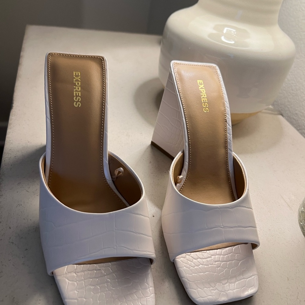 Express White Croc Embossed Block Heel Mule Sandals Size 9